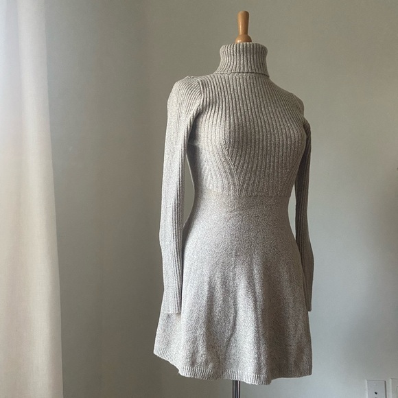 Cozy Abercrombie Dress - Picture 4 of 8